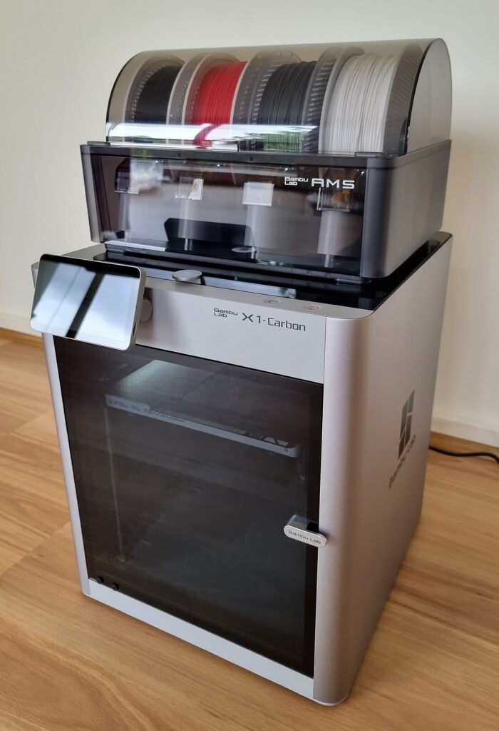 Закрытый CoreXY 3D-принтер с модулем многоцветной печати на четыре катушки