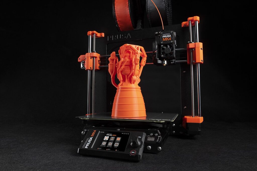 Открытый FDM 3D-принтер Prusa MK4 с напечатанной моделью
