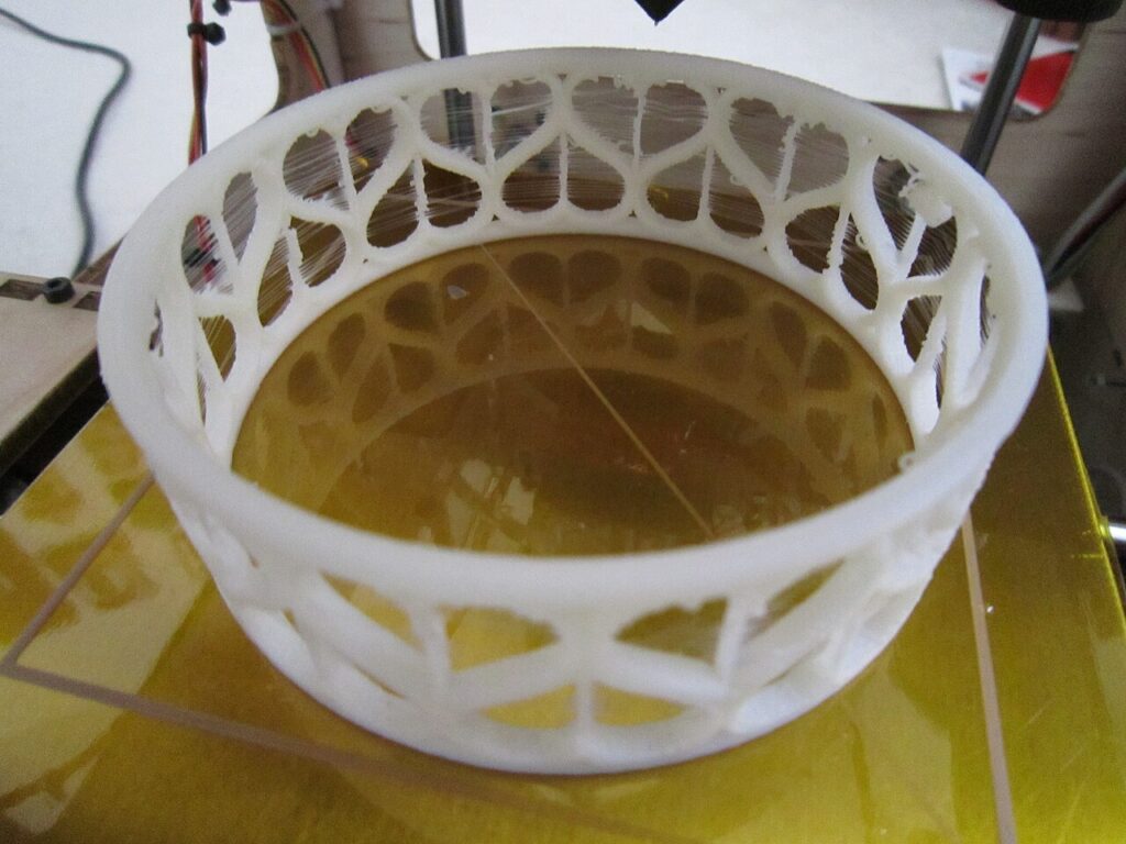 Ажурный браслет с сердечками на столе 3D-принтера