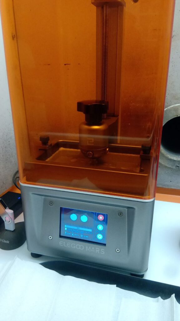 Фотополимерный 3D-принтер Elegoo Mars с платформой над ванной
