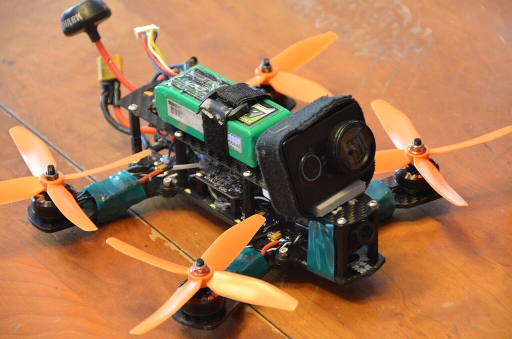 Гоночный FPV-дрон с экшн-камерой и антенной