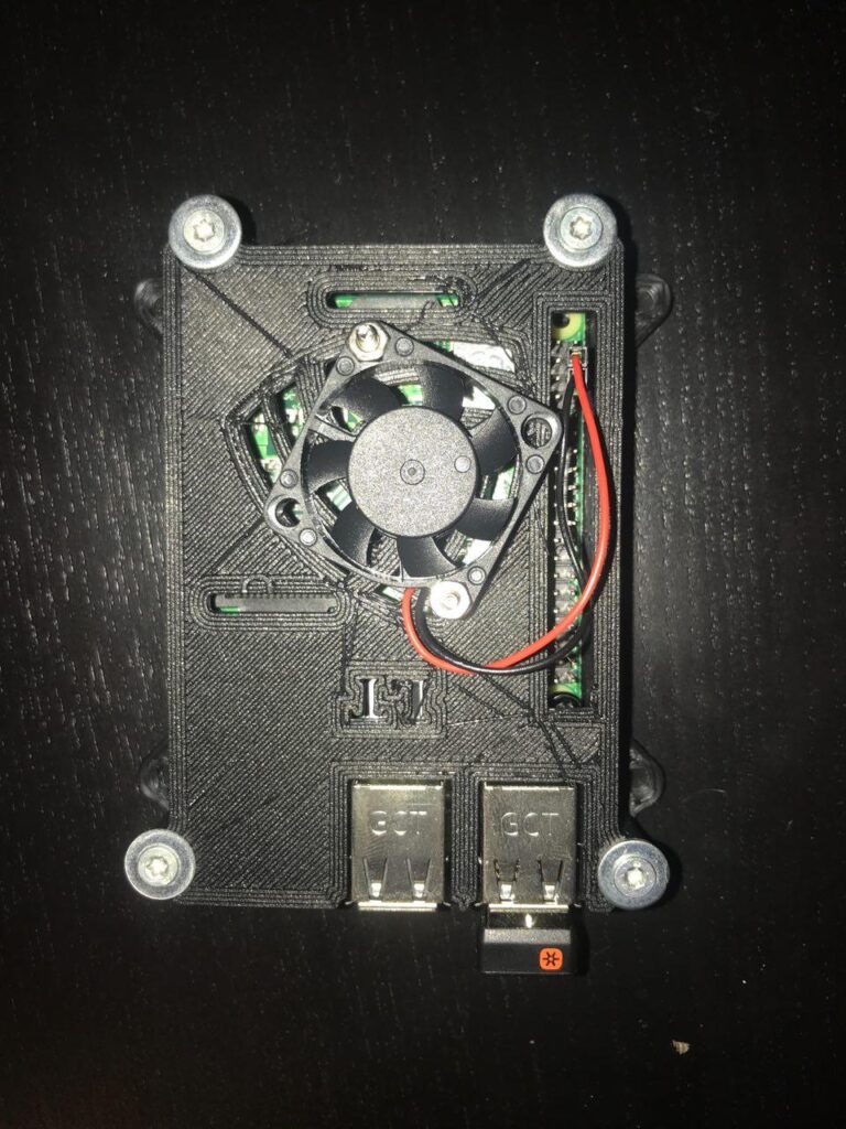 Чёрный печатный корпус Raspberry Pi с вентилятором 30 мм на крышке