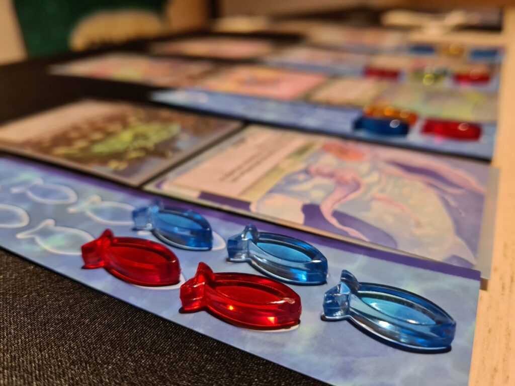 Пластиковые жетоны-рыбки на планшете настольной игры