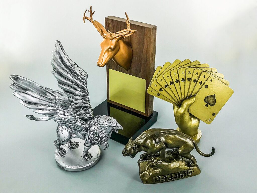 Напечатанные статуэтки, покрашенные под металл
