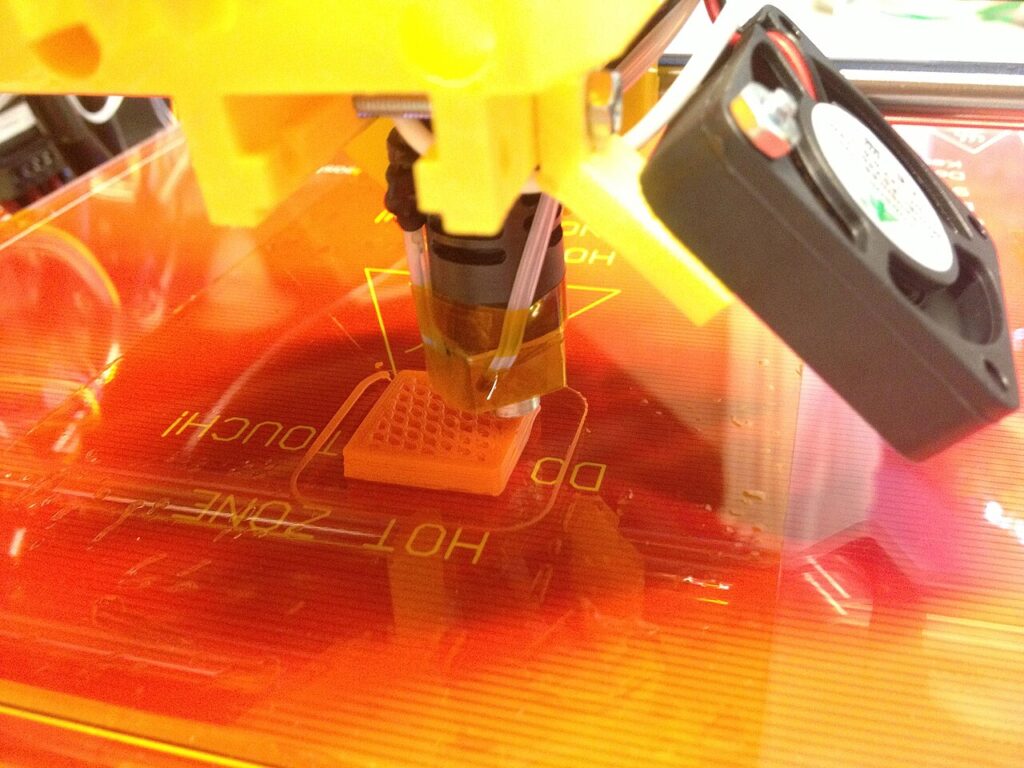 3D-принтер Prusa i3 печатает первые слои небольшой детали с сотовым заполнением