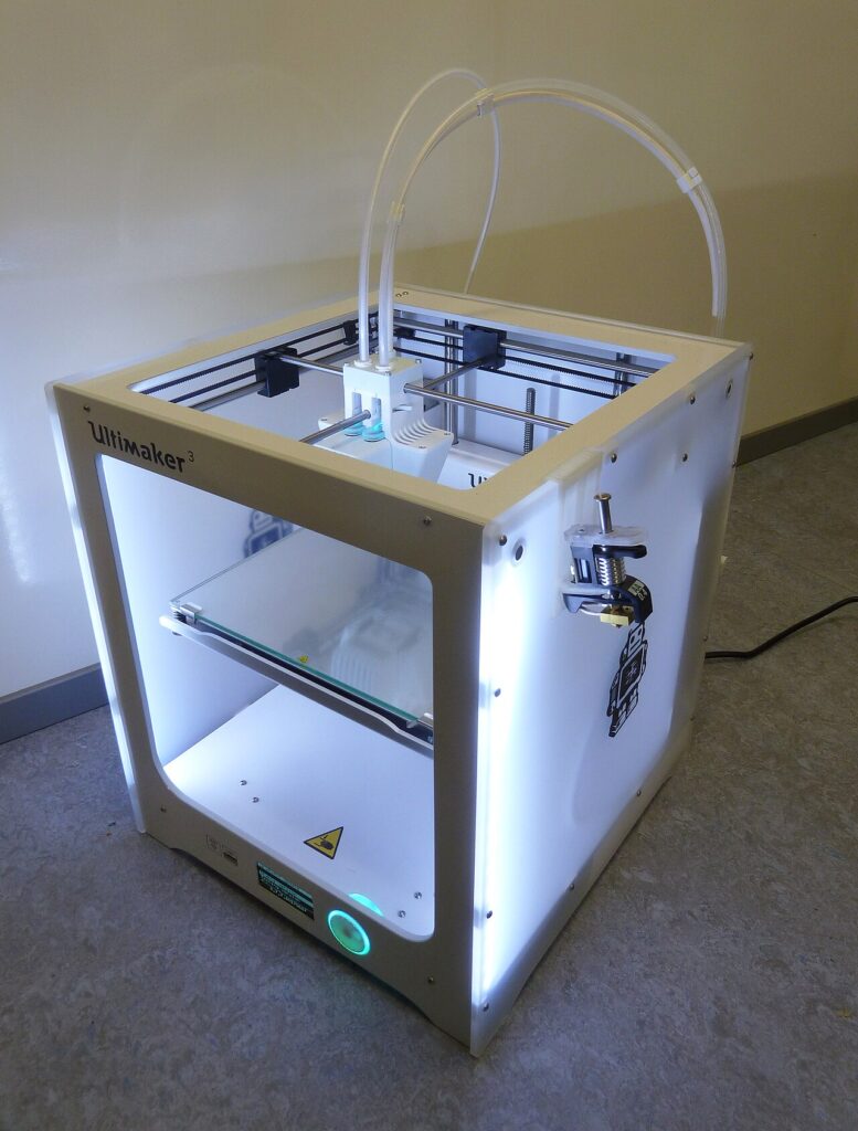 Полузакрытый 3D-принтер с прозрачными стенками и открытым верхом